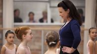 Dance Academy – Die kleine Scout (Ashleigh Ross, l.) steht eingeschüchtert vor Miss Rain (Tara Morice, r.) sie hat eigentlich keinen regulären Termin zum Vortanzen. Doch Tara, Christian, Kat und Petra glauben an Scout und schmuggeln sie deshalb in die Tanzprüfung.