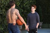 The Mick – Auch Chip (Thomas Barbusca, r.) genießt die Fürsorge des jungen Pfarrers (Miles Fisher, l.) ...