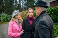 Sturm der Liebe – Rosalie (Natalie Alison, l.) sagt Werner (Dirk Galuba, r.) für Roberts Hochzeit ab, um Lia (Deborah Müller, M.) beizustehen.