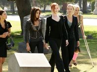 Desperate Housewives – Zufrieden schreitet Bree (Marcia Cross, M.) zusammen mit ihren Freundinnen Gabrielle (Eva Longoria, l.), Susan (Teri Hatcher, 2.v.l.), Lynette (Felicity Huffman, 2.v.r.) und Edie (Nicollette Sheridan, r.) vom Friedhof ...