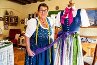 Servus Reportage – Helga Rastl, Trachtendesignerin beim erstellen einer Tracht in ihrem Gachäft