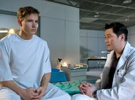 In aller Freundschaft – Dr. Philipp Brentano (Thomas Koch, rechts) spricht Mirko Kowalski (Martin Goeres) auf die Entzugserscheinungen an, doch Mirko blockt ihn ab und versichert, keine verbotenen Substanzen zu nehmen.