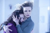 Possession – Ems Schwester Hannah (Madison Davenport) und ihre Mutter Stephanie (Kyra Sedgwick) stehen Todes‰ngste aus.