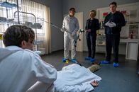 SOKO Stuttgart – Mord in einer Stuttgarter Klinik: Rechtsmediziner Dr. Benedikt Förster (Florian Wünsche, l.), KTU-Leiter Jan Arnaud (Mike Zaka Sommerfeldt, 2.v.l.), erste Kriminalhauptkommissarin Martina Seiffert (Astrid M. Fünderich) und Kommissar Rico Sander (Benjamin Strecker, r.) ermitteln in einem nervenaufreibenden Fall. Wer hat den Oberarzt (Komparse) mit einem Infusionsständer erschlagen?