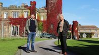 Amazing Hotels – Amazing Hotels – Swinton Estate, England Monica Galetti (r.) und Giles Coren (l.) Copyright: SRF/BBC