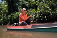 Faszination Wasser – Meeresbiologe Uli Kunz im Amazonas-Delta. Die immense Menge an Süßwasser verdünnt den Salzgehalt des Ozeans noch über hundert Kilometer von der Küste entfernt.