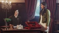 Triff... – Als Königin und Staatsoberhaupt muss Elisabeth II. (Klara Wördemann) täglich zahlreiche Dokumente durchlesen und unterzeichnen