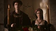 Mythos Heinrich VIII. – Heinrich VIII. und Katharina von Aragon heiraten kurz nach seiner Krönung. Aus Liebe wird zunehmend Verbitterung, als sie ihm keinen Thronerben schenkt.