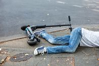 Unfall, Selbstmord oder Mord – Unconscious Man Lying On Concrete Street After Accident With An Electric Scooter