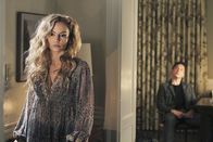 Desperate Housewives – Während Bree eine Frau kennenlernt, die Sam nur allzu gut kennt, macht Angie (Drea de Matteo, l.) erneut Bekanntschaft mit ihrem Ex-Freund Patrick Logan (John Barrowman, r.) ...