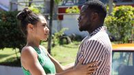 Death in Paradise – Florence Cassell (Joséphine Jobert) und ihr Verlobter Patrice Campbell (Leemore Marrett Jr.) freuen sich auf die bevorstehende Hochzeit.