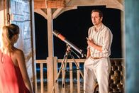 Death in Paradise – Sophie Chambers (Chelsea Edge) überrascht Neville Parker (Ralf Little) mit einem unerwarteten Besuch.