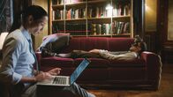 Elementary – Sherlock Holmes (Jonny Lee Miller, r.) und Joan Watson (Lucy Liu, l.) haben ihre eigenen, ganz besonderen Methoden, um ihre Fälle zu lösen ...