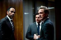 neoriginal: Hidden Agenda – Was haben Emilys Boss Magnus (Peter Gardiner, l.) und ihre Kollegen Daniel (Joel Spira, M.) und Henrik (Christian Hillborg, r.) zu verbergen?