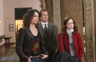 Gilmore Girls – Hatten sich die erneute Hochzeit von Emily und Richard definitiv anders vorgestellt: (v.l.n.r.) Lorelai (Lauren Graham), Luke (Scott Patterson), Rory (Alexis Bledel) ...