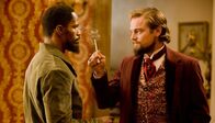 Django Unchained – Begeht den folgenschweren Fehler, Django (Jamie Foxx, l.) zu unterschätzen: der charismatische und überaus brutale Plantagenbesitzer Calvin Candie (Leonardo DiCaprio, r.) ...
