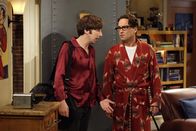 The Big Bang Theory – Howard (Simon Helberg, l.) hält es mit Sheldon nicht mehr aus und bringt ihn deshalb zurück zu Leonard (Johnny Galecki, r.). Die Freude darüber hält sich allerdings in Grenzen ...