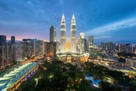 Traumziele Südostasiens – Die 452 Meter hohen Petronas Towers sind Wahrzeichen der malaysischen Hauptstadt Kuala Lumpur.
