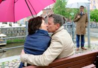 Rote Rosen – ARD ROTE ROSEN FOLGE 1547 Uhr im ERSTEN. Gunter (Hermann Toelke, r.) durchzuckt schmerzhaft die Eifersucht, als er Merle (Anja Franke, l.) glücklich in Rainers (Christian Maria Goebel, M.) Armen sieht.