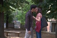 Assassin Club – Morgan Ganes (Henry Golding, l.); Sophie (Daniela Melchior, r.)