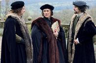 Wolf Hall – Richard Riche (Tom Mothersdale, li.) und Wriothesley (Harry Melling, re.) setzen Thomas Cromwell (Mark Rylance, Mi.) darüber in Kenntnis, wer der Anführer der Rebellion im Norden ist.