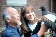 Karate Kid IV - Die nächste Generation – Durch den Karateunterricht bei dem weisen Kesuke Miyagi (Noriyuki "Pat" Morita, l.) schöpft die 17-jährige Julie (Hilary Swank, r.) neuen Mut und entdeckt wieder die Freude am Leben ...