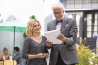 The Good Place – Geben alles, um das Schicksal von "Good Place" zum Guten zu wenden: Michael (Ted Danson, r.) und Eleanor (Kristen Bell, l.) ...