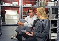 Rote Rosen – ARD ROTE ROSEN FOLGE 1261 Uhr im ERSTEN. Britta (Jelena Mitschke, r.) öffnet Carla (Maria Fuchs, l.) die Augen, dass ihre Eifersucht Torben gegenüber unbegründet ist.