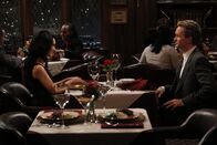 How I Met Your Mother – Barney (Neil Patrick Harris, r.) hat sich in Nora (Nazanin Boniadi, l.) verliebt und fürchtet nun, dass etwas mit ihm und seinem Herz nicht stimmen könnte ...