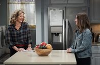 Last Man Standing – Vanessa Baxter (Nancy Travis, l.); Eve Baxter (Kaitlyn Dever, r.)