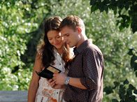 Weissensee – Martin Kupfer (Florian Lukas, r.) zeigt Julia Hausmann (Hannah Herzsprung, l.) ein Foto seiner Tochter.