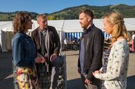 Daheim in den Bergen – Anna (Anne Schäfer, li.) und Hannes (Martin Gruber, 2. v. li.) machen Urlaub mit ihren Ex-Partnern: Tobias (Bernhard Piesk) und Almuth (Johanna Klante).