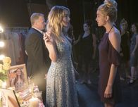 The Exorcist – Kat (Brianne Howey, r.) erinnert sich an den schrecklichen Unfall vor fünf Monaten zurück und ist mehr als geschockt, als ihre Schwester Casey (Hannah Kasulka, l.) auf der Trauerfeier für Furore sorgt ...