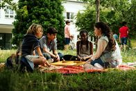 Dschermeni – Bald sind die vier Freunde Moritz, Yassir, Aminata und Rüyet (Michael Sommerer, Julius Göze, Jodyna Basombo, Sura Demir) allesamt im Flüchtlingsheim gestrandet.