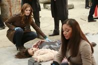 Castle – Lanie (Tamala Jones, r.) bestätigt Beckett (Stana Katic, l.), dass der Ort an dem die Leiche von Holly Rhodes alias DJ Beat (Briana Barran, M.) gefunden wurde, nicht der Tatort ist ...