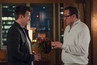 The Rookie – Nolans alter Freund Ben (Currie Graham, r.) kommt Nolan (Nathan Fillion, l.) besuchen, da er glaubt, dass er nun auch die Polizeiausbildung abgeschlossen hat. Nolan bremst Bens Enthusiasmus und erfährt stattdessen eine überraschende Neuigkeit.