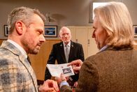 Sturm der Liebe – Erik (Sven Waasner, l. mit Sepp Schauer, M. und Erich Altenkopf, r.) wird mit einem Blitzerfoto konfrontiert, das ihn als Fahrer des gestohlenen Shuttles zeigt.; ARD STURM DER LIEBE FOLGE 4273 Uhr im ERSTEN. Erik (Sven Waasner, l. mit Sepp Schauer, M. und Erich Altenkopf, r.) wird mit einem Blitzerfoto konfrontiert, das ihn als Fahrer des gestohlenen Shuttles zeigt.