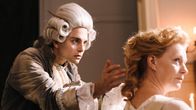 Ein Tag in... – Die Chance, eine Adlige (Liene Beinerovica, r.) am Hof von Versailles zu frisieren, gibt Léonard Minet (Max Hegewald, l.) die Möglichkeit, sich einen Namen als Damenfriseur zu machen.