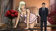 Archer – Archers (r.) Ex Katya (l.) will, dass er ihren Cyborg-Freund aus dem Weltall rettet, doch er hat ganz andere Dinge im Kopf ...