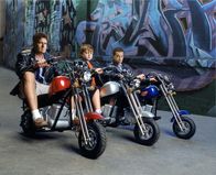 Two and a Half Men – (2. Staffel) - Harte Männer: Charlie (Charlie Sheen, l.), Alan (Jon Cryer, r.) und Jake (August T. Jones, M.) ...