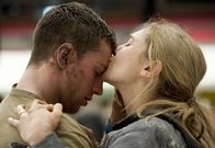 Godzilla – Während die Urzeitmonster eine Schneise der Zerstörung hinterlassen, gelingt es Ford Brody (Aaron Taylor-Johnson, l.) in San Francisco seine Frau Elle (Elizabeth Olsen, r.) lebend wiederzufinden. Doch die Gefahr ist noch nicht gebannt. Kann Godzilla die beiden zerstörerischen Mutos aus dem Verkehr ziehen?