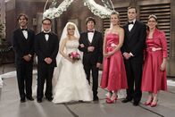 The Big Bang Theory – Ein ganz besonderer Augenblick für die etwas schrägen Freunde: (v.l.n.r.) Raj (Kunal Nayyar), Leonard (Johnny Galecki), Bernadette (Melisa Rauch), Howard (Simon Helberg), Penny (Kaley Cuoco), Sheldon (Jim Parsons) und Amy (Mayim Bialik) ...