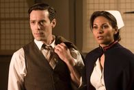 EUReKA - Die geheime Stadt – Mit Grants (James Callis, l.) Hilfe gelingt es Sheriff Carter, Allison (Salli Richardson-Whitfield, r.), Joe, Henry und Fargo, wieder zurück nach Eureka zu kommen. Allerdings mit kleinen Unterschieden ...