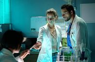 Die Inselärztin – Filipa (Anja Knauer) und Daniel (Tobias Licht) lassen im Labor der Klinik von Sarah das Blut der Patientin Tania untersuchen.; ARD Degeto DIE INSELÄRZTIN, "Das Geheimnis" Uhr im ERSTEN. Filipa (Anja Knauer) und Daniel (Tobias Licht) lassen im Labor der Klinik von Sarah das Blut der Patientin Tania untersuchen.
