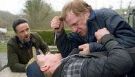 Inspector Mathias - Mord in Wales – Inspector Tom Mathias (Richard Harrington, li.) bekommt es mit verrohten Männern zu tun: dem Afghanistan-Veteran John Bell (Mark Lewis Jones, re.) und dessen vorbestraften Mitbewohner Gary Pearce (Tom Thys Harries).