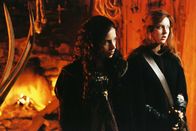 Ginger Snaps 3: The Beginning – Brigitte (Emily Perkins, l.); Ginger (Katherine Isabelle, r.)