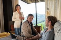 Der Bergdoktor – Nach seinen Ausfallerscheinungen untersucht Dr. Martin Gruber (Hans Sigl, M.) Jan Seidl (Max Woelky, r.) und ahnt, dass sein Patient ihm und Ina Lechner (Maria Simon, l.) etwas verheimlicht.