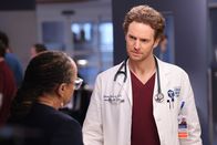 Chicago Med – Chicago Med Staffel 8 Folge 19 Hoffen auf eine gute Zukunft des Med: Marlyne Barrett als Maggie Lockwood, Nick Gehlfuss als Dr. Will Halstead Copyright: SRF/NBC Universal