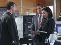 Navy CIS – Während Gibbs um sein Leben kämpft, versuchen CIA Officer Joanna Teague (Mimi Rogers, r.), DiNozzo (Michael Weatherly, M.) und McGee (Sean Murray, l.) alles, um den Kopf der Terrorgruppe "Der Ruf" dingfest zu machen ...