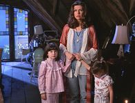 Charmed - Zauberhafte Hexen – Patty Halliwell (Finola Hughes, M.) steht plötzlich ihren erwachsenen Töchtern gegenüber. Das kann eigentlich nicht sein, denn Prue (Emmalee Thompson, l.) und Piper (Megan Corletto, r.), die sie an der Hand hält, sind noch Kinder, und Phoebe ist noch gar nicht geboren.